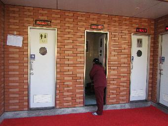 保洁工人正在清洗移动公厕 保洁工人正在清洗移动公厕