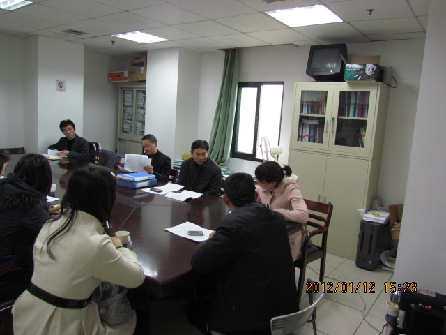 考评委一行参加座谈会